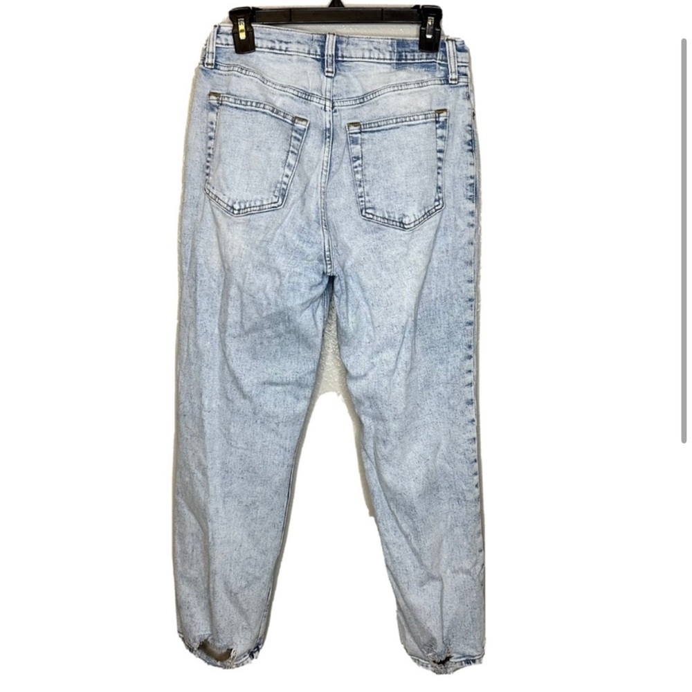 Abercrombie & Fitch Ultra High Rise Mom Jeans in a light wash size 8